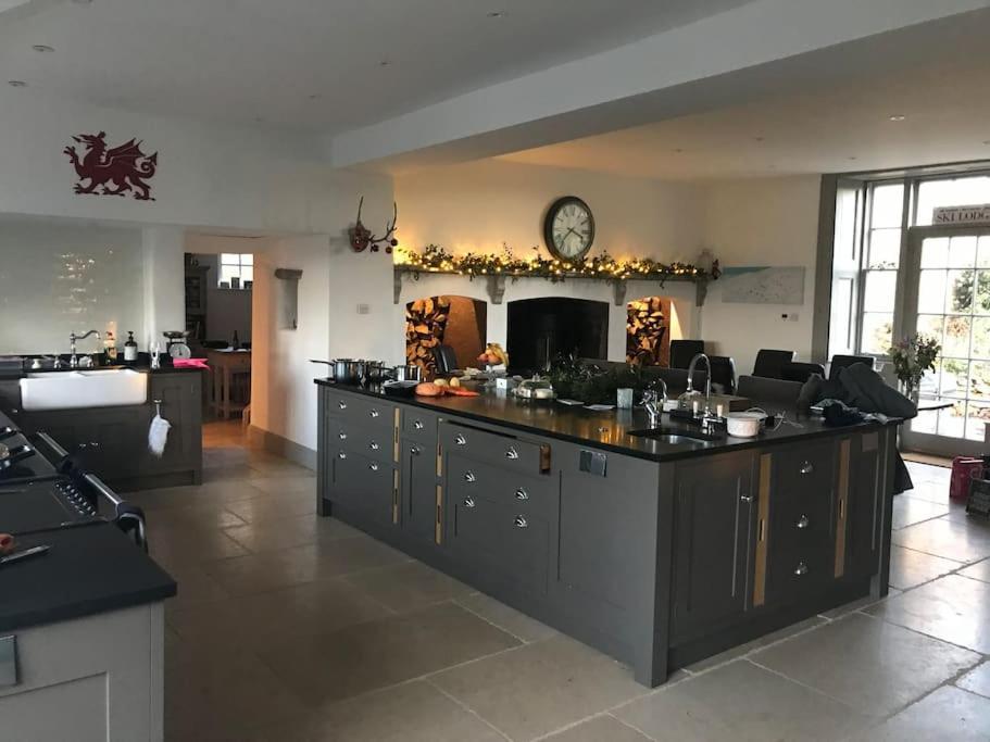 Georgian Country House -Panoramic Views -Sleeps 12 Ruthin Eksteriør billede