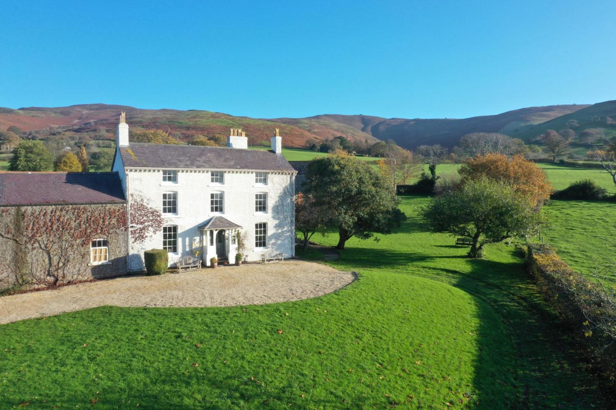 Georgian Country House -Panoramic Views -Sleeps 12 Ruthin Eksteriør billede